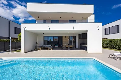 Moderne Villa mit Swimmingpool und Meerblick