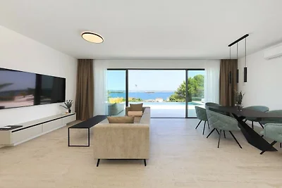 Villa in Tkon mit Schwimmbecken
