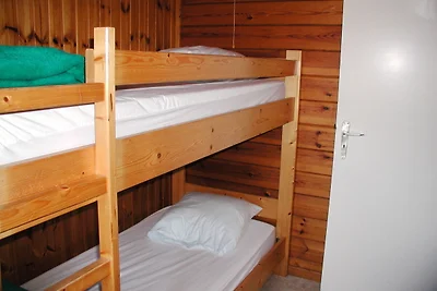 Gemütliches Ferienhaus mit Ofen in grüner...