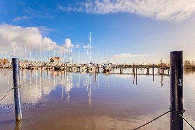 Hausboot im Yachthafen von Volendam