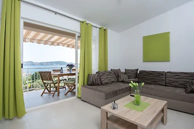 Apartment in Seget Donji mit Terrasse