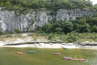 Incantevole casa in pietra con piscina comune