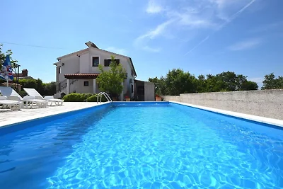 Charmante Villa mit Pool in Zbandaj