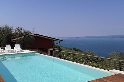 Ładna rezydencja nad jeziorem Garda z basenem...