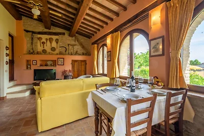 Geräumiges Ferienhaus in Cagli mit Garten