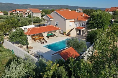 Villa a Pridraga con piscina e cinque persone