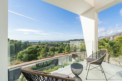 Villa moderna con piscina e vista sul mare