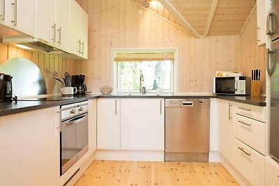Modernes Ferienhaus in Højby mit Whirlpool