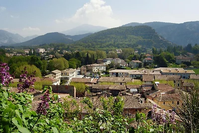 Wohnung in Malaucטne mit Garten