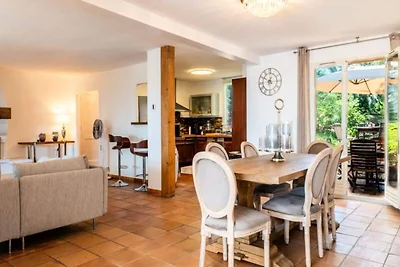 Villa in La Roquette mit Meerblick und Pool