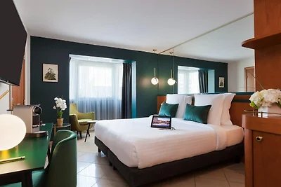 Helles Zimmer mit Poolblick in Cannes