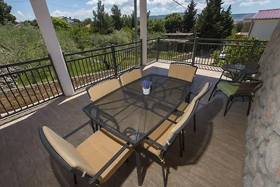 Wohnung in Starigrad Paklenica mit Terrasse
