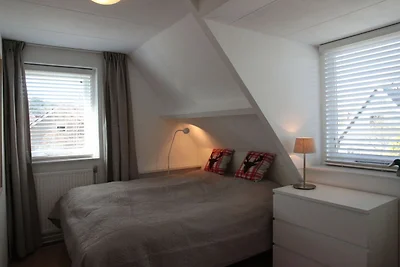 Moderne Villa mit Garten in Groet