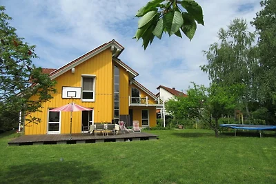 Holzhaus mit großem Garten