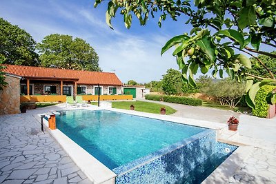 Ruhiges Ferienhaus in Kakma mit Swimmingpool