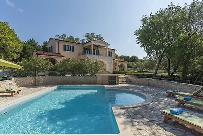 Villa in Koromacno mit Balkon