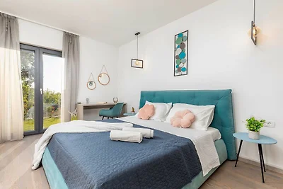 Villa Borealis - Six Bedroom Villa with Swimm...