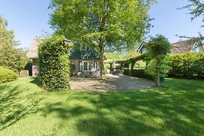 Strohgedeckte Villa mit Geschirrspüler in ein...