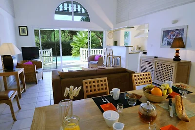 Villa mit Schwimmbad 2,2 km entfernt.