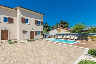 Villa in Premantura mit Schwimmbecken