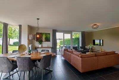 Villa in Maaspark mit Seeblick