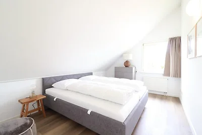Stilvolle Villa am Wasser mit Sauna