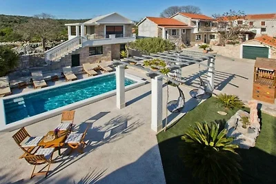 Villa in Bogomolje mit Schwimmbecken