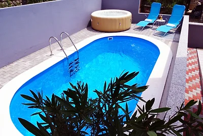 Villa in Dramalj mit Meeresstrand
