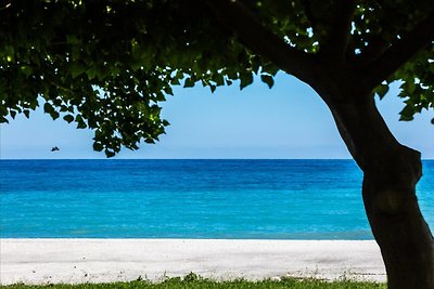 Villa fronte mare con giardino in Calabria