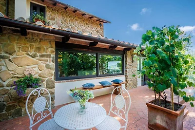Villa a Pescia con vista sui vigneti