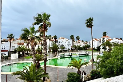 Apartamento con piscina y vistas a campo de G...
