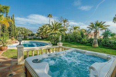 Luxuriöse Villa mit privatem Pool und Jacuzzi...