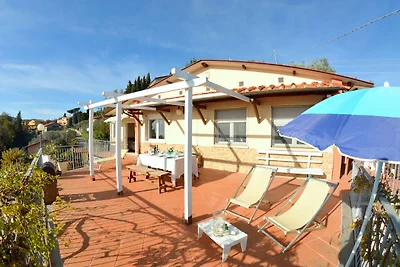 Schönes Ferienhaus mit Swimmingpool in...