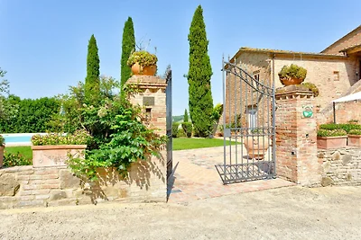 Abgelegenes Bauernhaus in Montalcino mit Pool