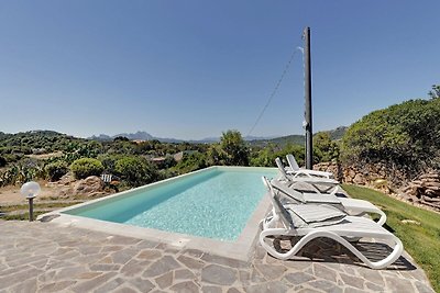 Schöne Villa in Baia Sardinia mit Garten