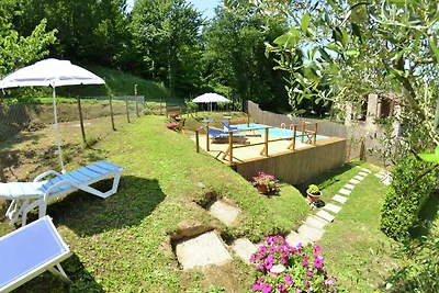 Casa in stile provenzale tra le colline di Lu...