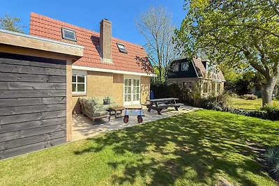 Villa mit weitläufigem, sonnigem Garten