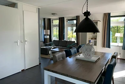 Strahlendes Haus am Strand mit Garten in...
