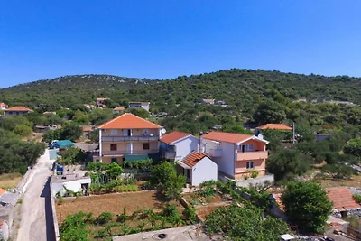 Cozy Apartments with Private Balcony Vinisce ...