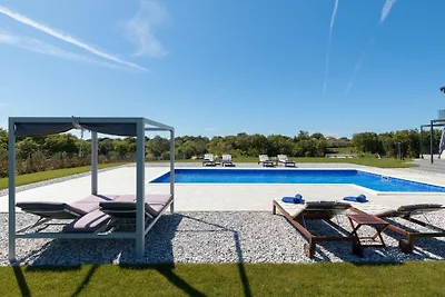 Villa in Kavran met zwembad