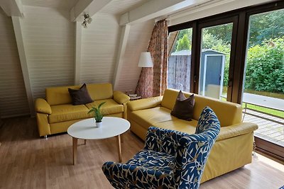 Freistehender Holz-Bungalow mit Terrasse in e...