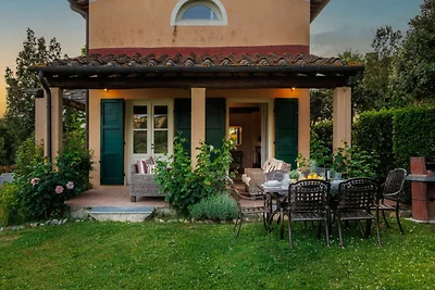 Villa a Monte San Quirico con Giardino