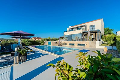 Moderne Villa mit privatem Pool