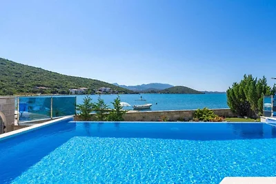 Beachfront Apartment house Hon with pool