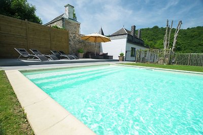 Elegante palazzo con piscina ad Hastière