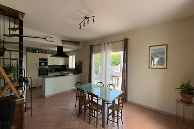 Villa in St Denis mit Pool und Pyrenäenblick