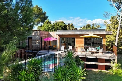 Villa bei Velaux mit Pool und Hügelblick