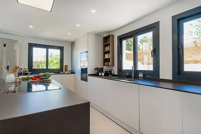 Elegant Villa with sea Views & Pool Marbella