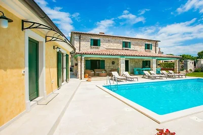Villa in Radetici mit Schwimmbecken