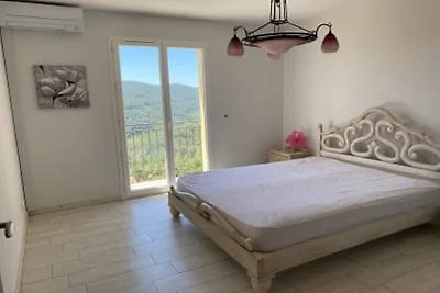 Ferienhaus mit Pool und Naturblick